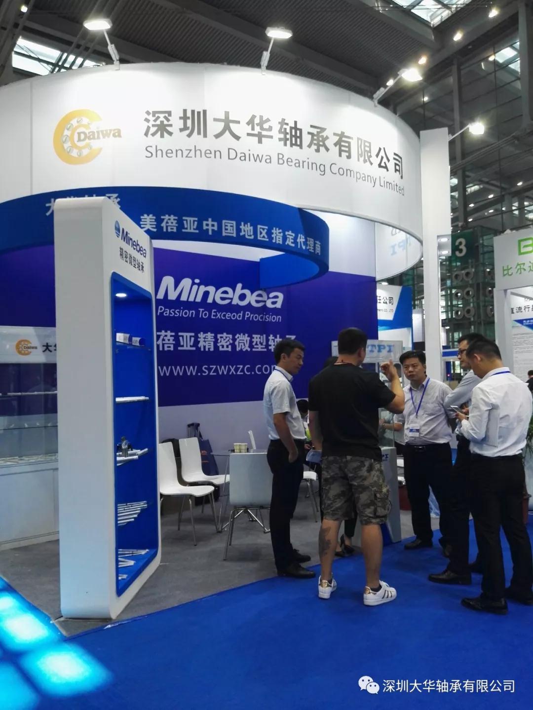 大華軸承工程師羅生和各位銷(xiāo)售精英正在與客戶(hù)交談