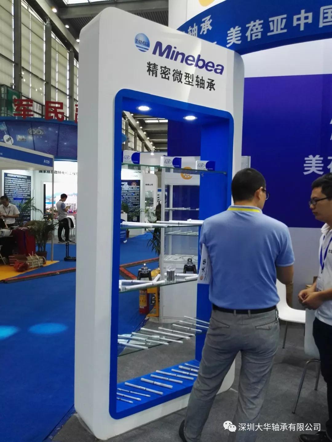客戶(hù)在樣品區(qū)與大華軸承業(yè)務(wù)員交談