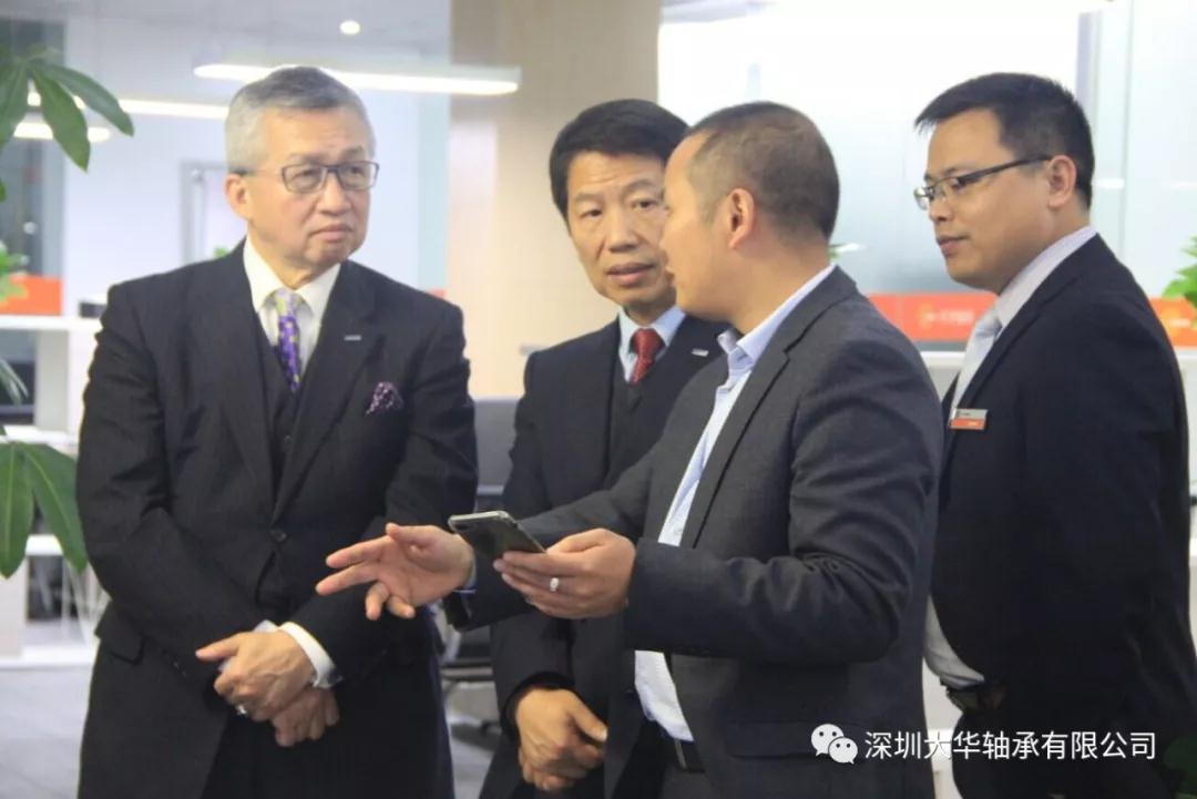 東培董事長在TPI事業(yè)部陪同下參觀 東培董事長在TPI事業(yè)部陪同下參觀